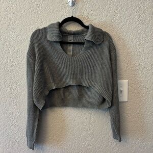 Boutique!🦋 Knit Grey V-Neck Cropped Sweater!